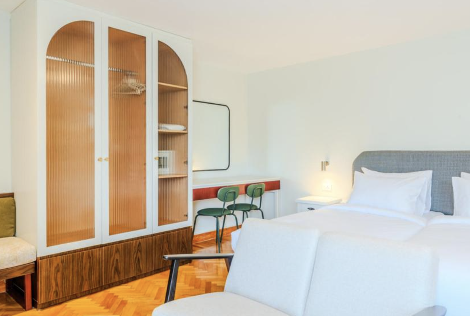 Experience Luxury at Hotel Longchamps